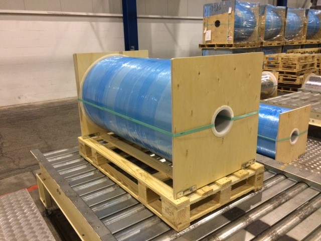 End boards (end fitments) in place on roll suspension packaging